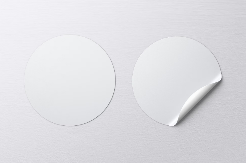 Наклейка на пластиковой поверхности